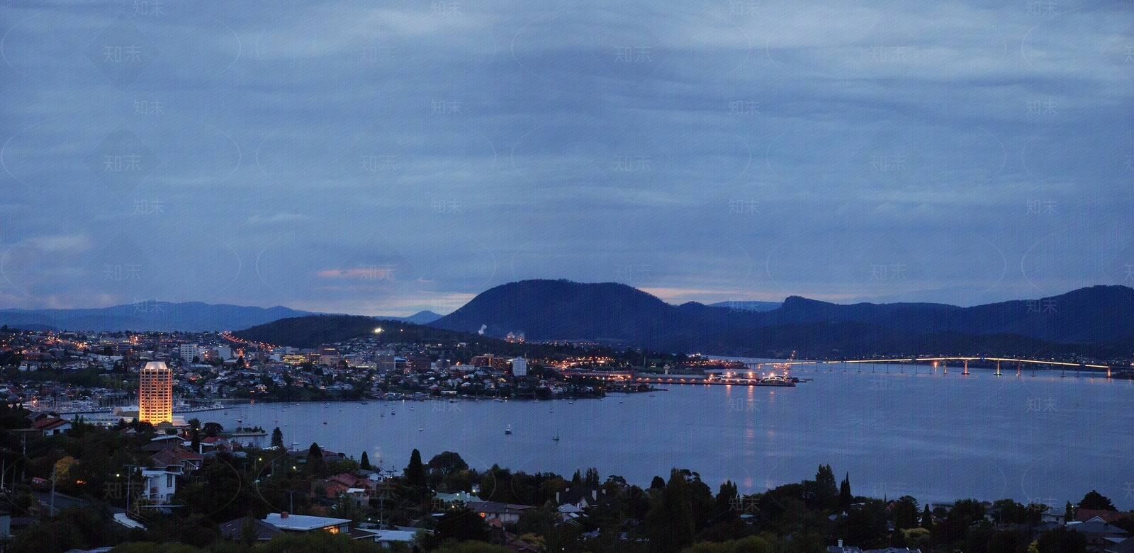 海滨城市夜景图贴图下载【ID:592129465】