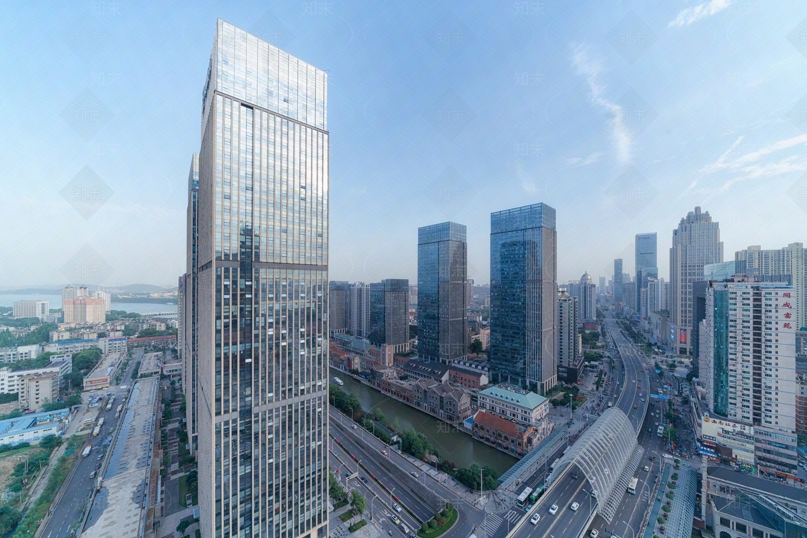 城市白天办公楼外景贴图下载【ID:1112672878】