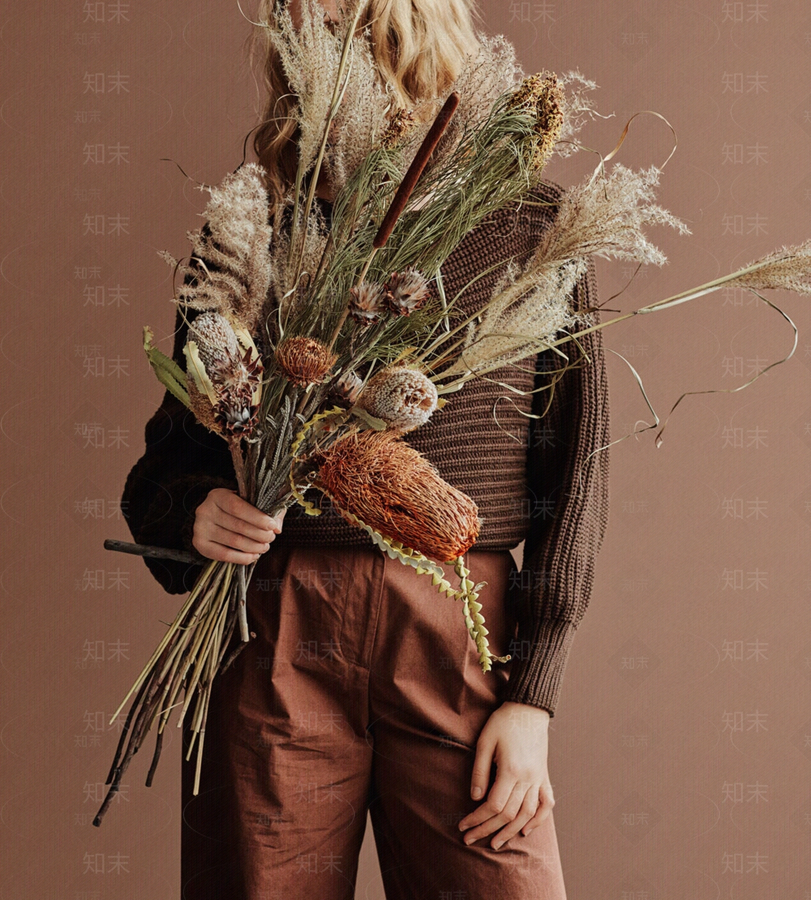 咖色现代人物写实装饰画贴图下载【ID:1132301676】