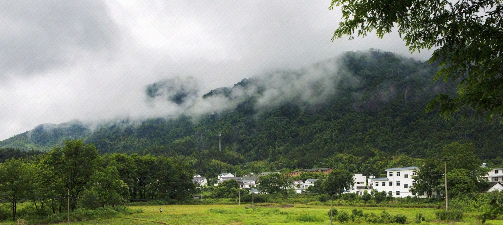 山中烟雾缭绕的村庄贴图下载【ID:1148007670】