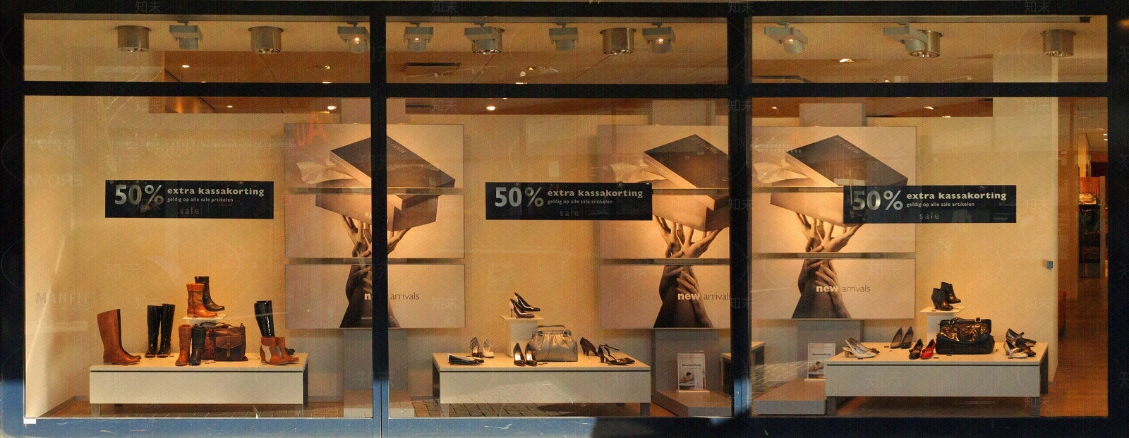 玻璃橱窗服装店商业内景贴图下载【ID:1148595398】