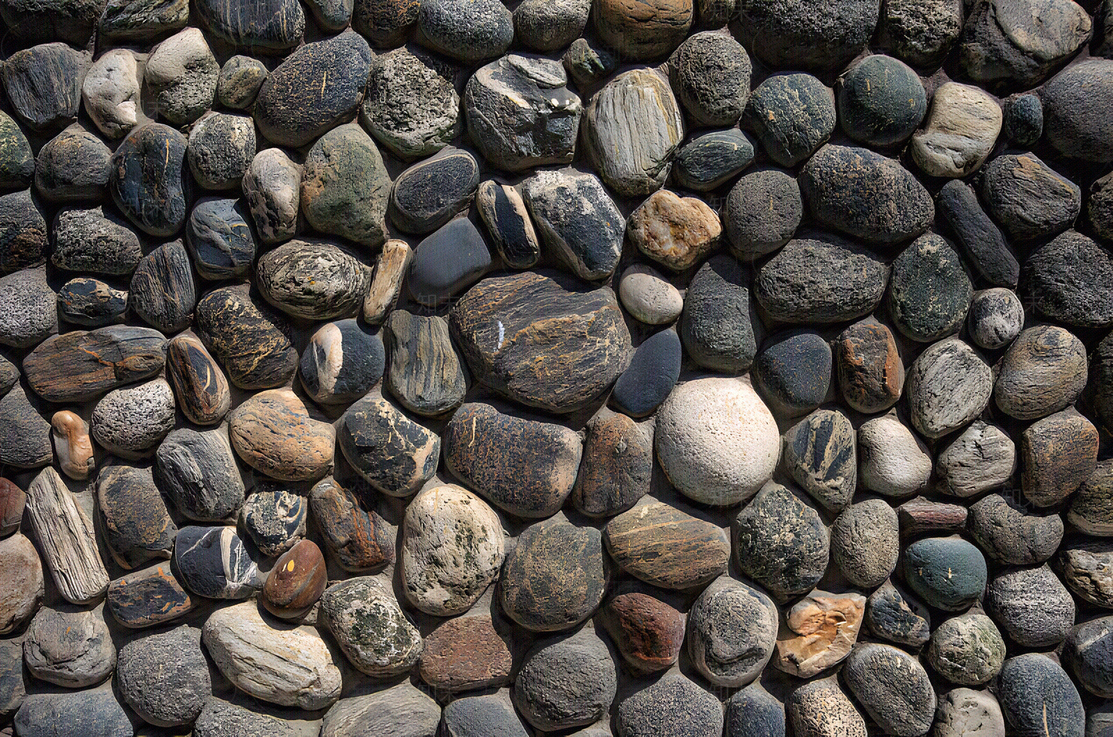 混泥土围墙内嵌鹅卵石贴图下载【ID:1160331264】