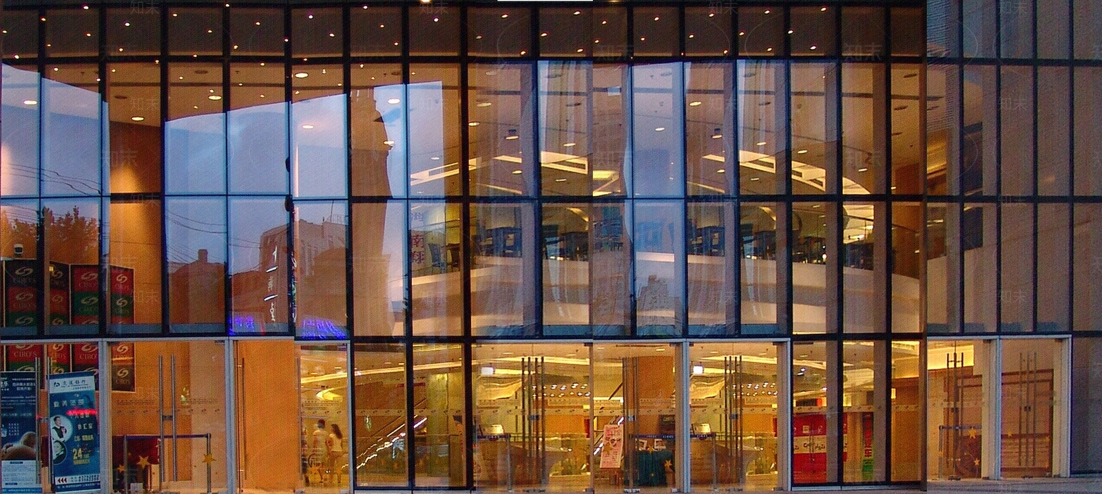 酒店商场大堂夜景内透橱窗外立面贴图下载【ID:1161344023】